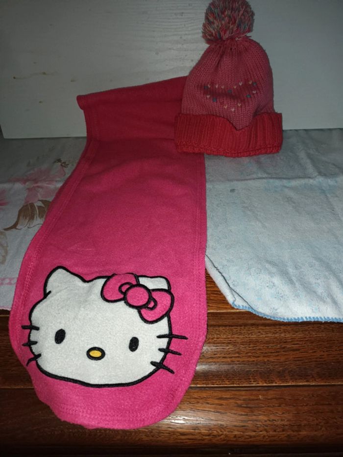 Écharpe hello kitty et bonnet taille 18/24 mois