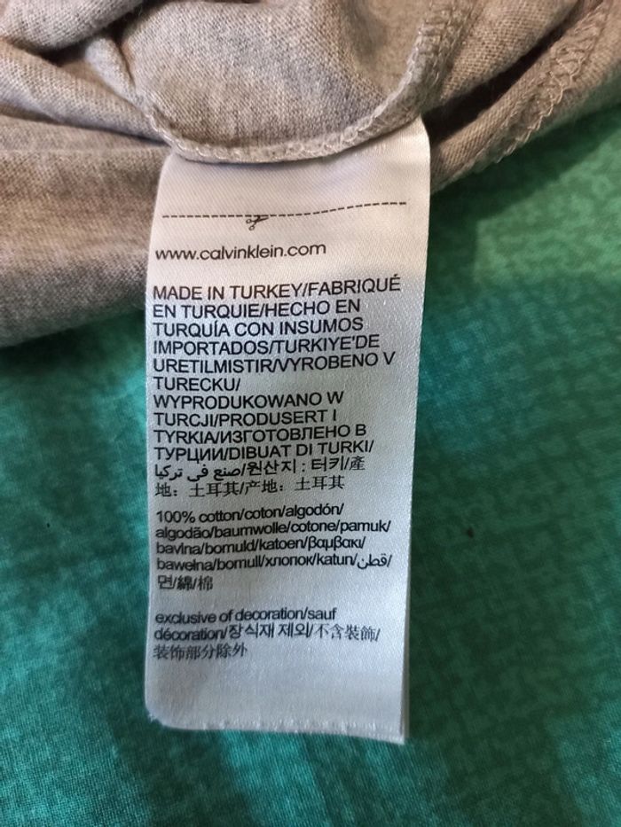 T-shirt calvin klein gris taille S manche courtes - photo numéro 3