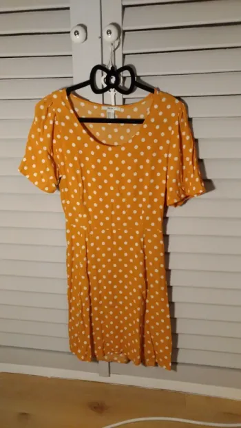 Robe moutarde à pois