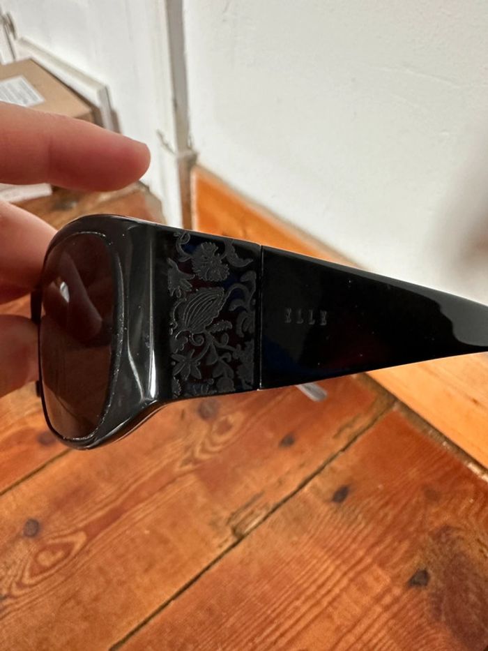 Montures Lunettes de soleil rétro Magazine Elle et étui housse noir ornement fleurs - photo numéro 3