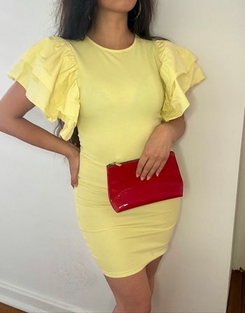 Robe jaune Zara à volants – coupe moulante féminine