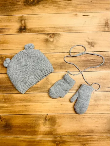 Ensemble bonnet et moufles gris en maille