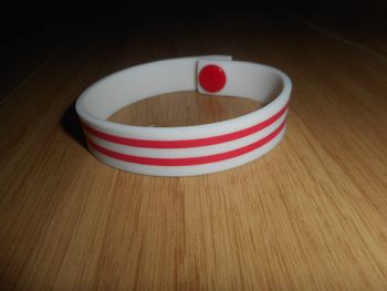 BRACELET en caoutchouc rouge et blanc
