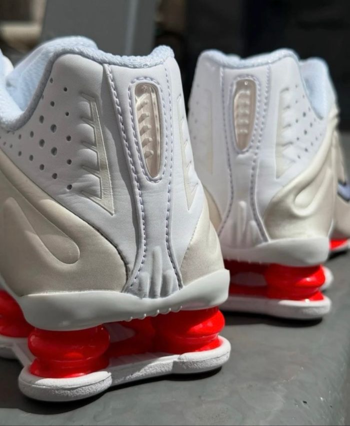 Nike Shox R4 Blanc et Rouge - photo numéro 3