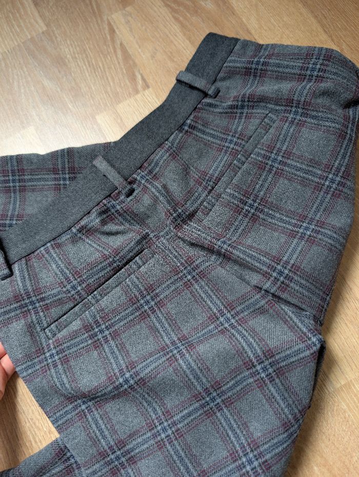 Pantalon droit ajusté gris à carreaux style old school tendance automnal. Taille élastique, 60-63cm matière type lainage. Marque Uniqlo Taille 34 XS
Très bon état - photo numéro 8