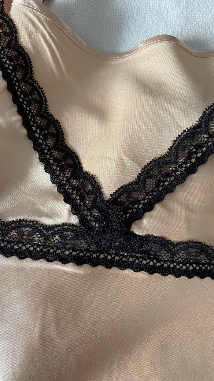 Ensemble satin & dentelle – Neuf avec étiquette – - photo numéro 5