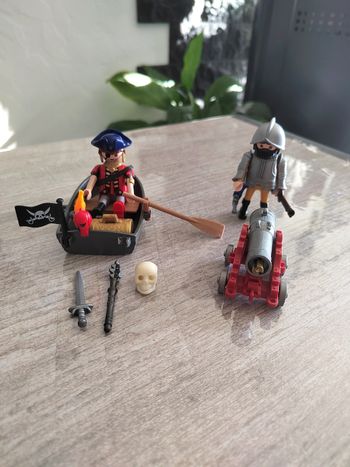 Chevalier et pirate playmobil en très bon état