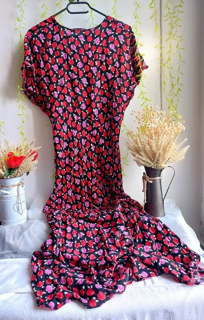 Robe longue Zara – M – Noir motifs floraux rouges et roses – État : Excellent - photo numéro 2