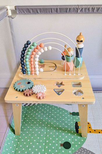 Table d'activités Arc-en-ciel en bois