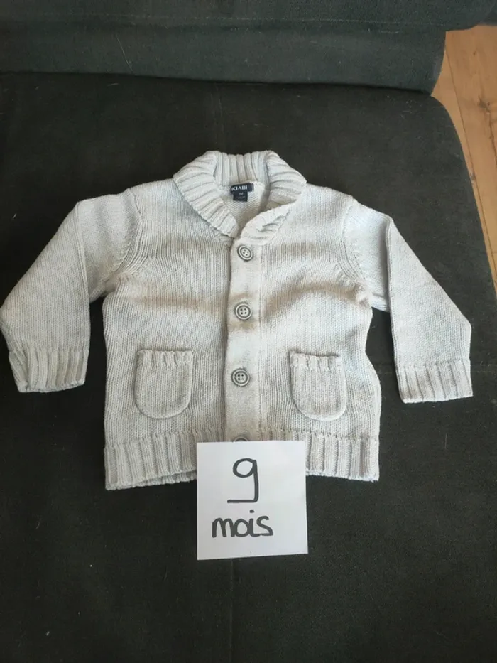 Gilet en maille garçon avec boutons gris 9 mois Kiabi.