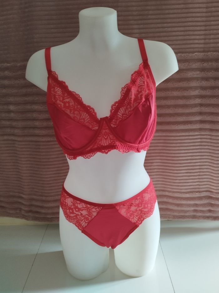 Ensemble rouge string