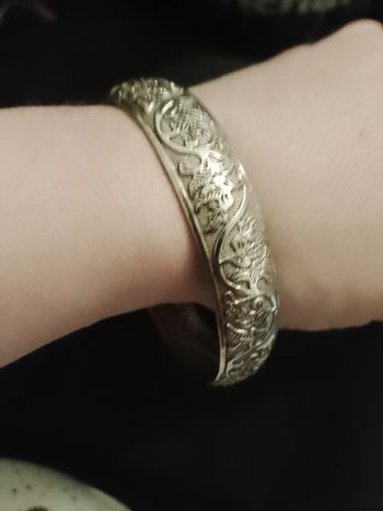 bracelet en métal argenté.