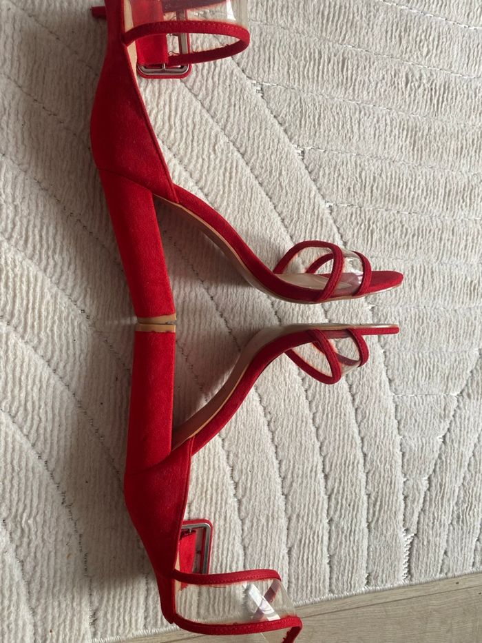 Paire de talons rouges - photo numéro 6