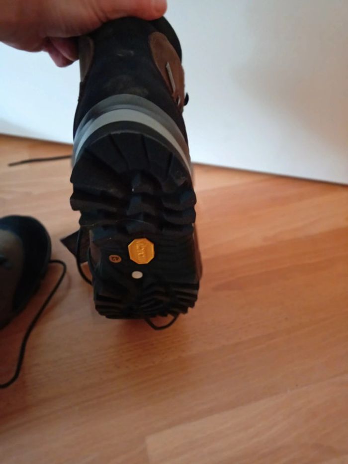 Bottines marron et noire neuves. Pointue 42 - photo numéro 8