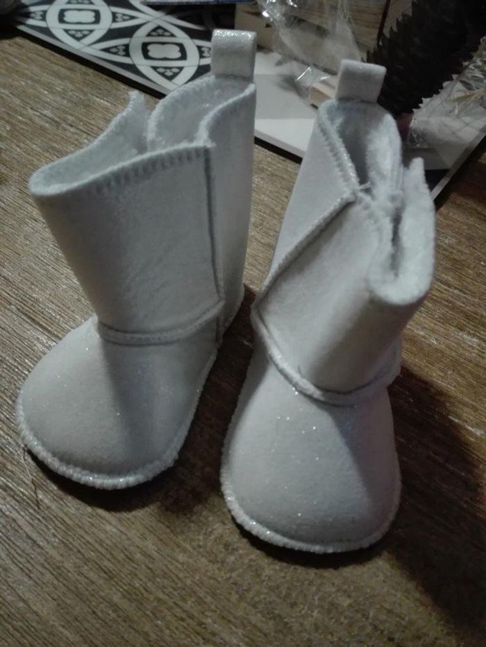 Chaussons boots bébé 3 6 mois blanc argent neuf