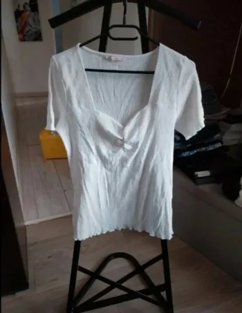 Haut Camaïeu blanc neuf jamais porté taille L mais étiquette coupée.
