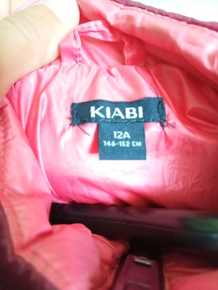 Doudoune légère Kiabi fille 12 ans couleur framboise très bon état - photo numéro 3