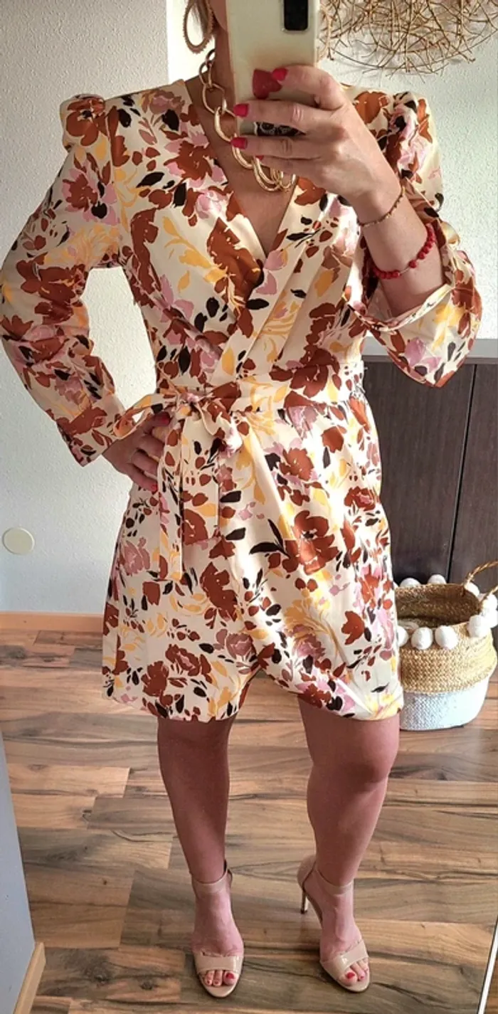Robe fleurie - effet satinée - Neuve avec étiquette - Plusieurs tailles disponibles