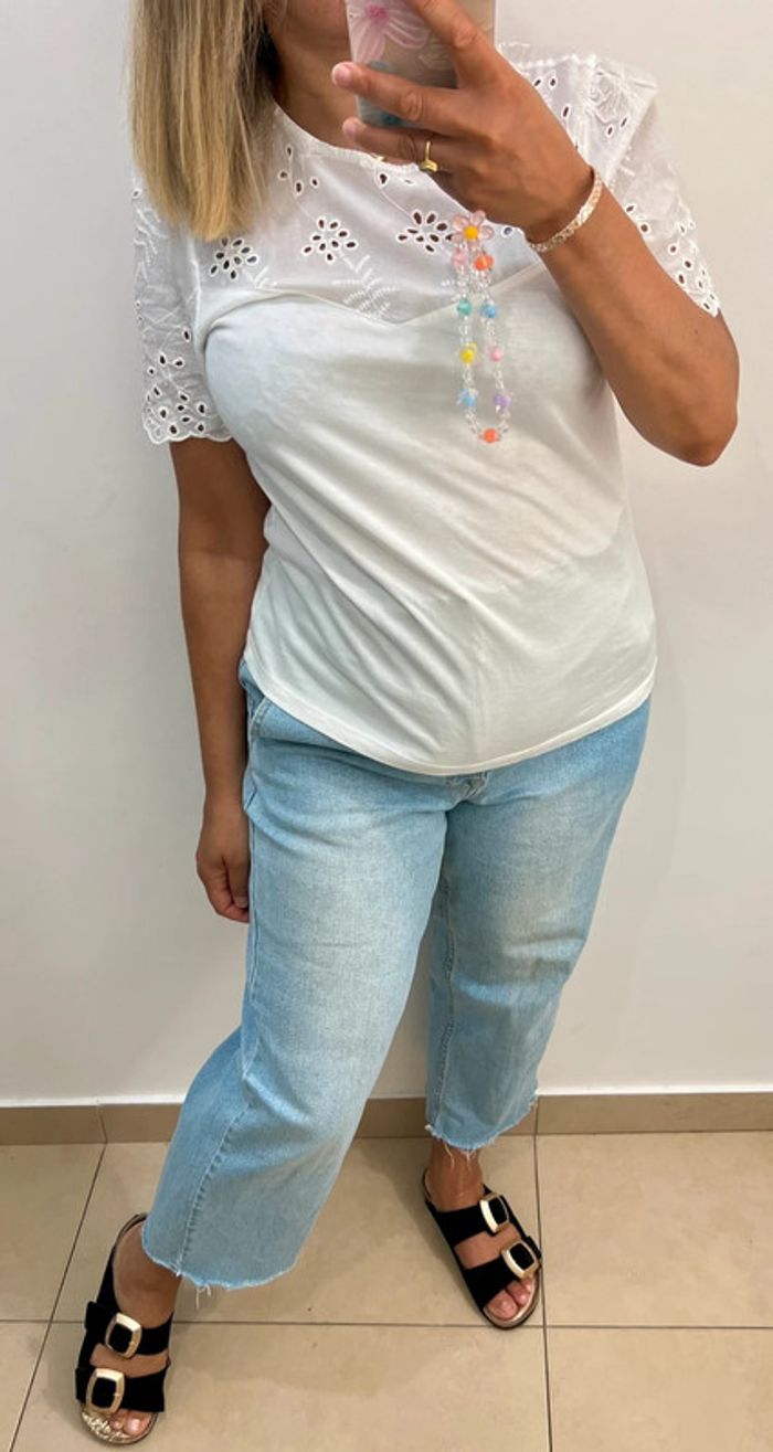 🌼 Tee shirt  blanc romantique brodée C&A – Taille M - photo numéro 3