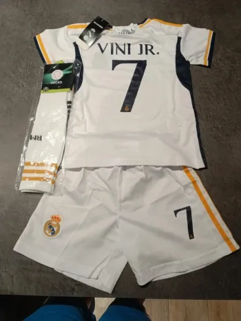 Tenue foot Real Madrid Vini Jr blanc. T.20