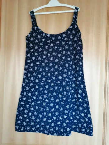 Robe noire à fleurs
