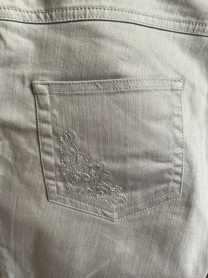 Superbe pantalon droit avec poches en 44 de marque Damart en excellent état proche du neuf - photo numéro 4