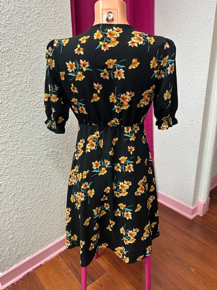Robe noire à fleurs jaunes - photo numéro 2