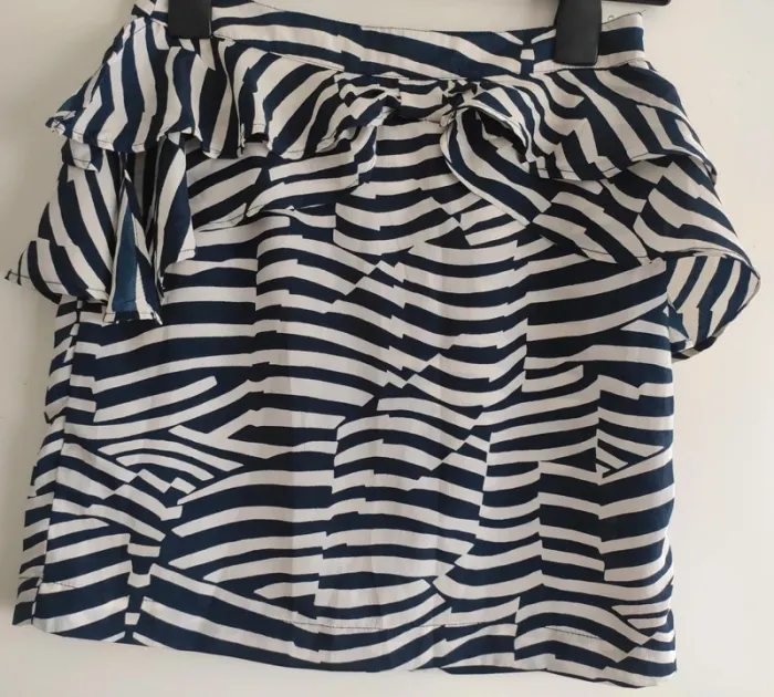 Petite jupe courte volantée zébrée bleu et blanc - Drop Sauvage - photo numéro 4