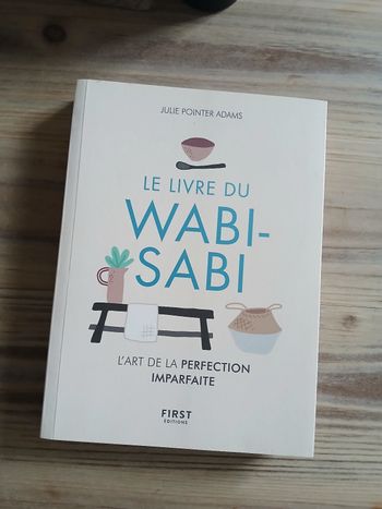 Grand livre Le livre du Wabi-sabi - Julie Pointer Adams.
Wabi-sabi : l’art de la perfection imparfaite !
Vous trouverez dans ce livre plein d’idées, des recettes originales, des conseils pour créer un cadre intime, des visites dans des demeures du monde