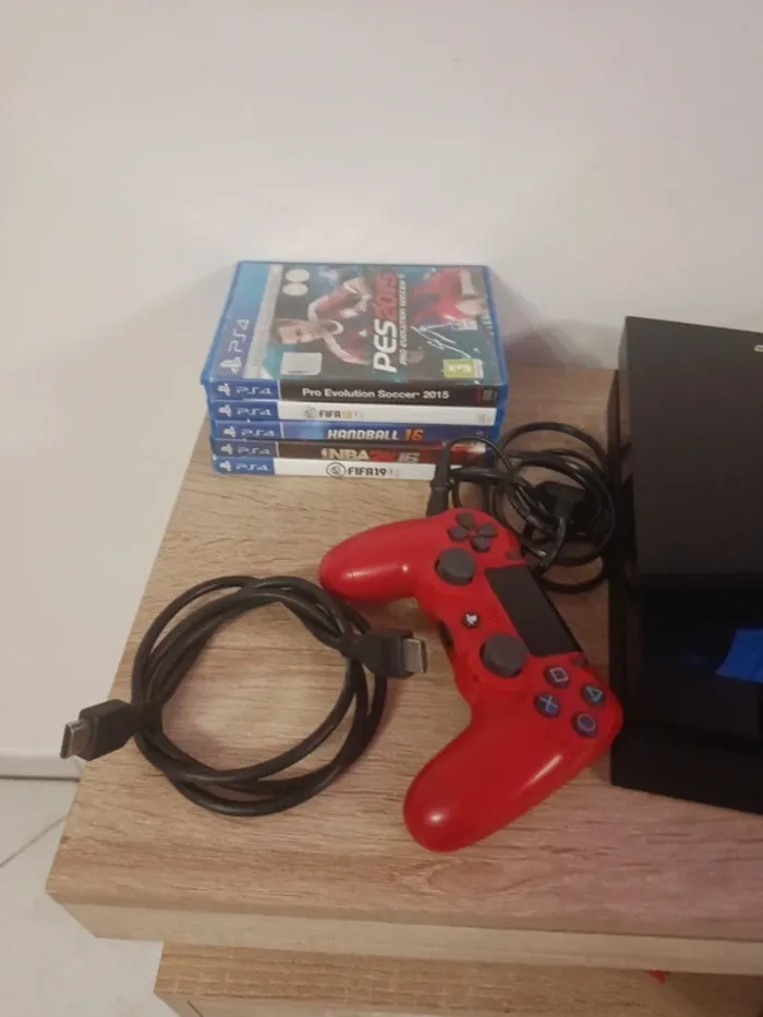 PS4 avec câble et manette 5 jeux - photo numéro 2