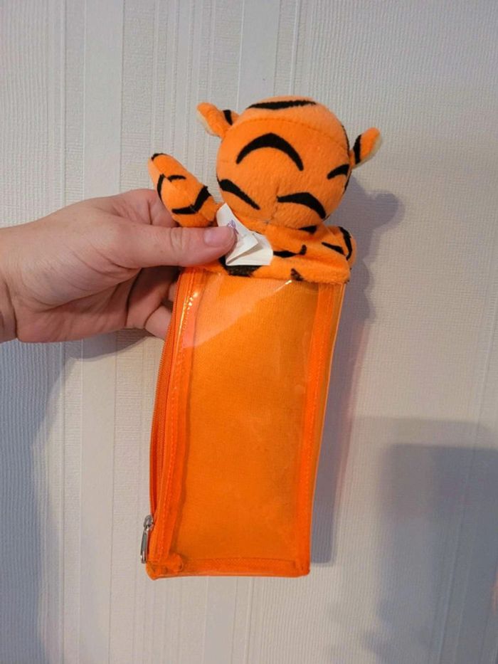 Plumier  peluche  tigrou disney - photo numéro 4