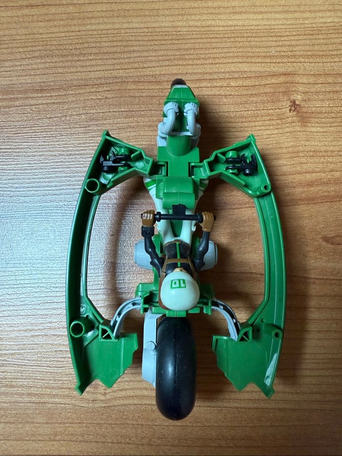 Figurine moto avec personnage Ben 10 omniverse - photo numéro 6