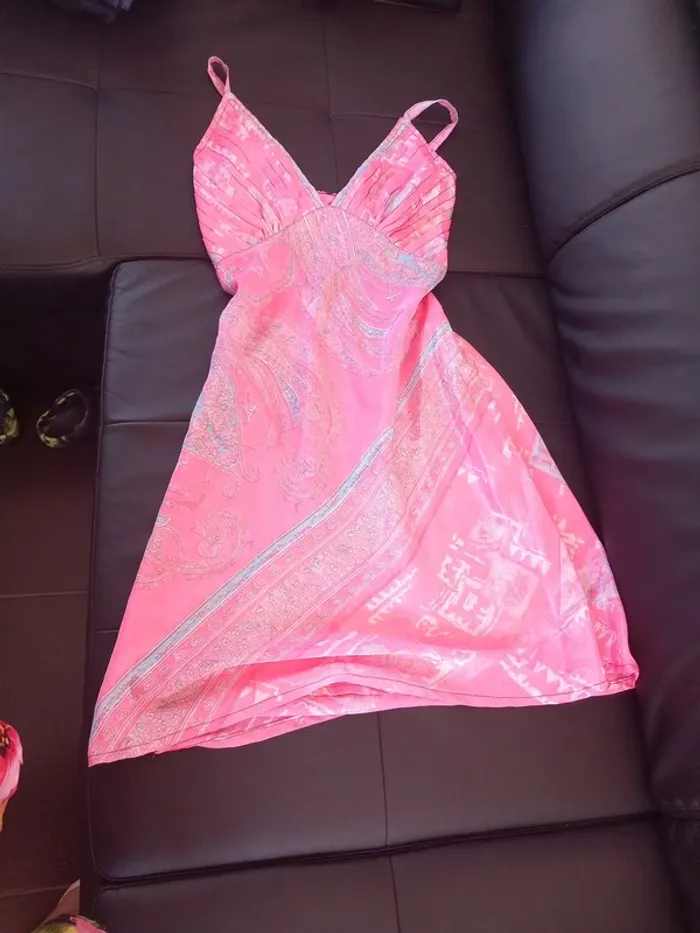 Robe rose satinée taille S en très bon état