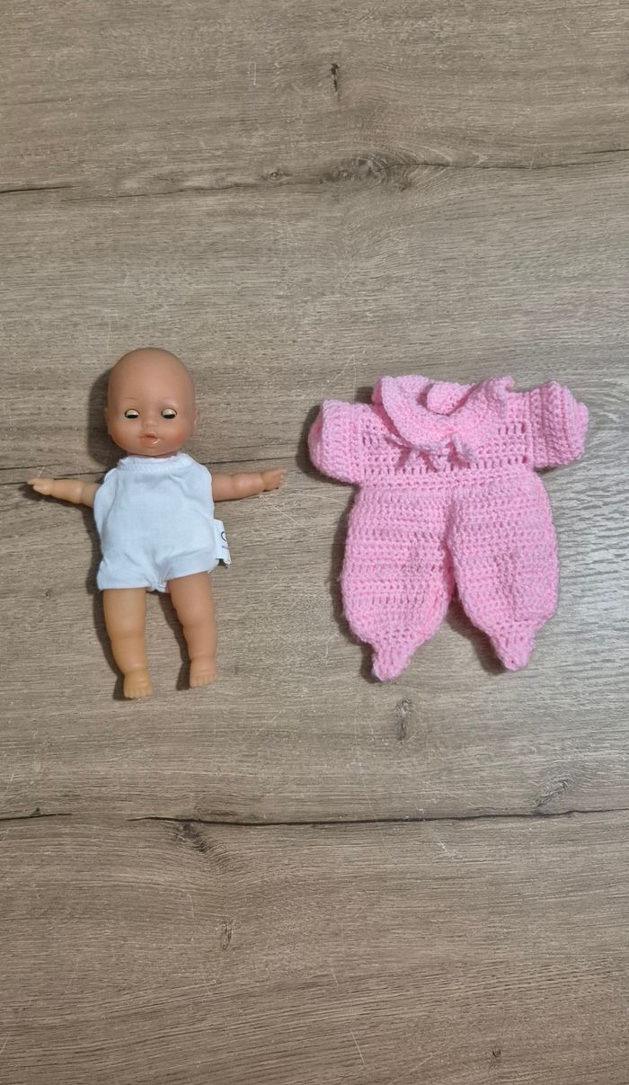 Petit poupon avec tenue en laine - photo numéro 3
