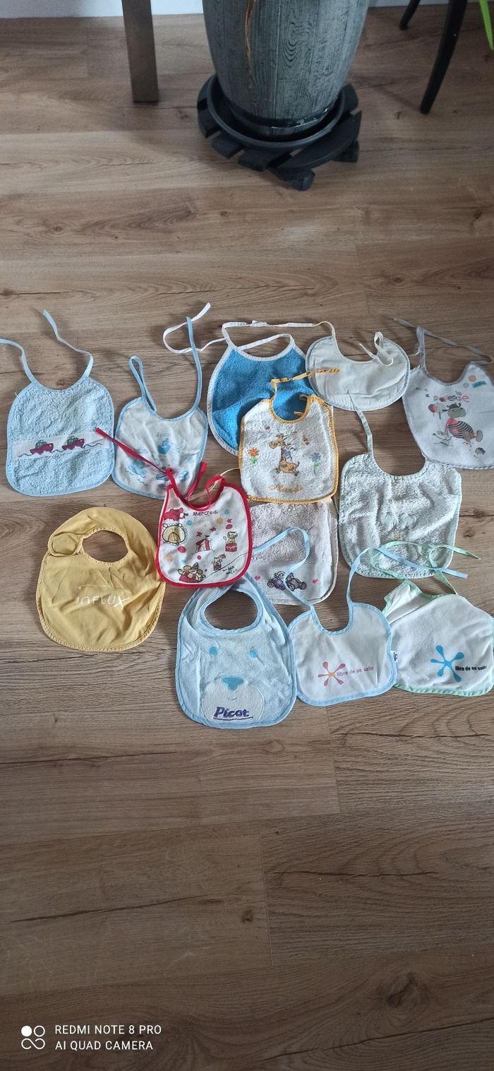 Lot de 13 bavoirs