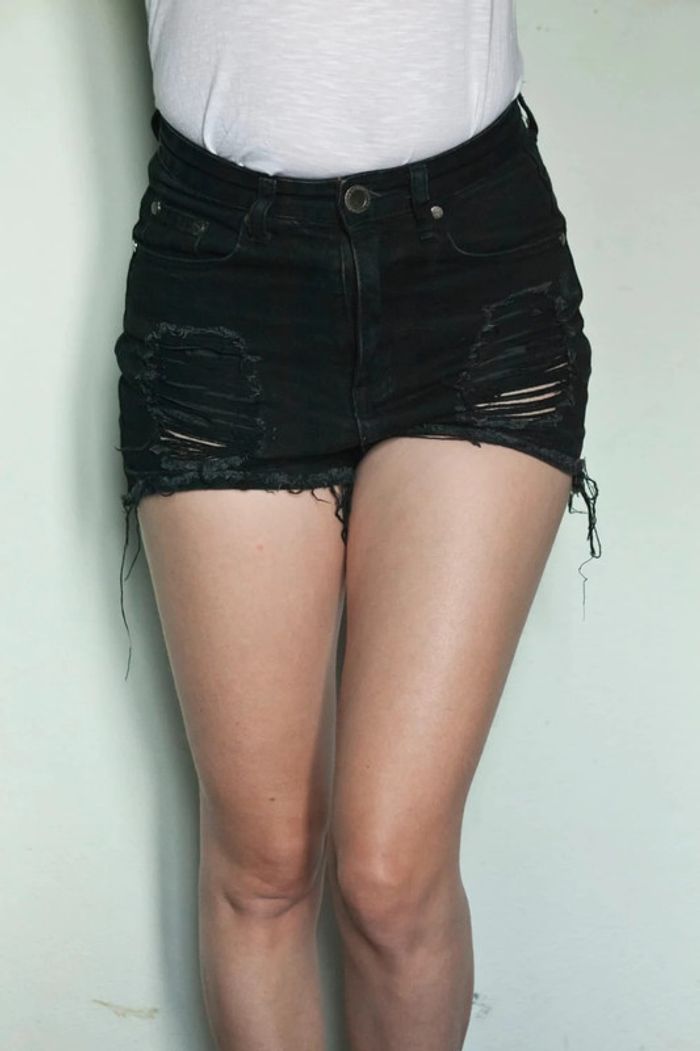 Short en jean noir déchiré - Boohoo