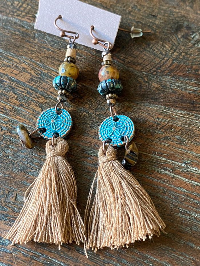 Magnifiques boucles d’oreilles Pompons, perles et turquoise - photo numéro 2