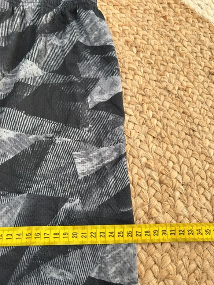 Short Garçon Under Armour Loose Noir & Gris | Taille 14 ans | Très Bon État | Sport Casual | R22 - photo numéro 7