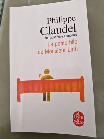 Livre  de poche " La petite fille de Monsieur Linh" de Philippe Claudel de l'académie Goncourt