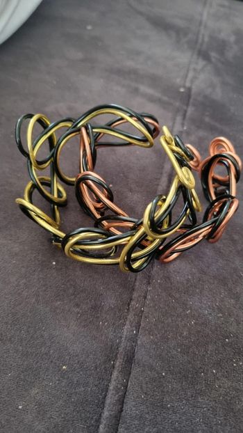 2 bracelets neuf en métal léger s'adapte a tout poignet