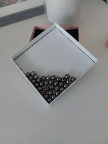 Lot de 34 perles grises