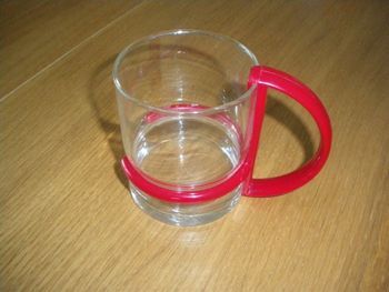 Tasse transparente et rouge