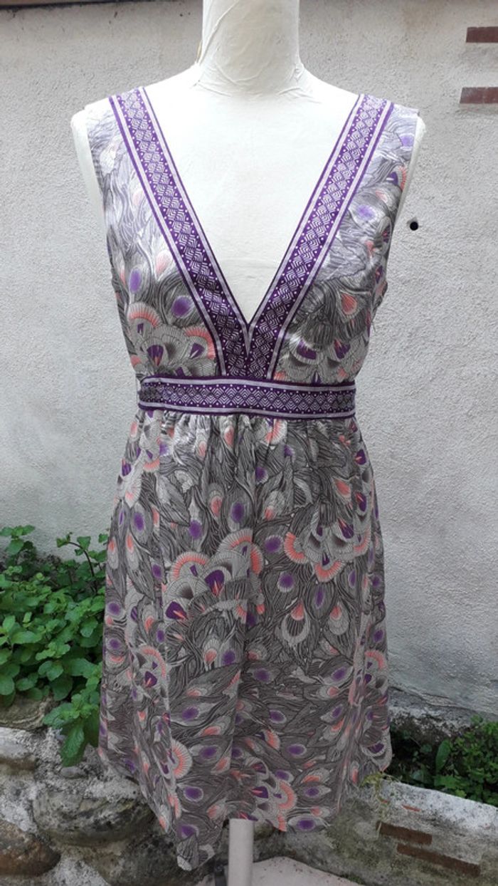 Magnifique robe satinée, décolleté profond devant et dos