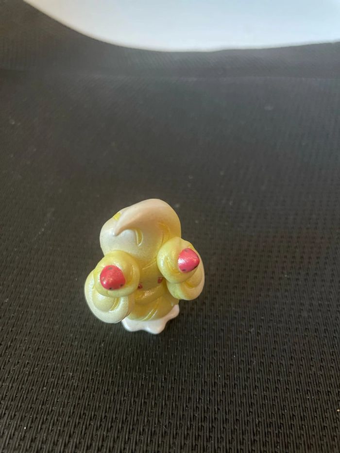 Figurine Charmilly Alcremie Pokémon Nintendo 4,5cm Jazwares brillant. - photo numéro 6