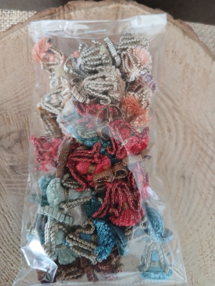 Lot de 15 glands pompons long guipure à coudre ou autre - photo numéro 8