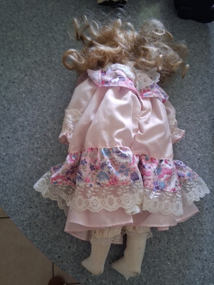 Poupée porcelaine robe rose fleurie - photo numéro 2