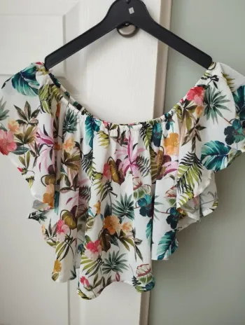 Top à volants fleurie Bershka S