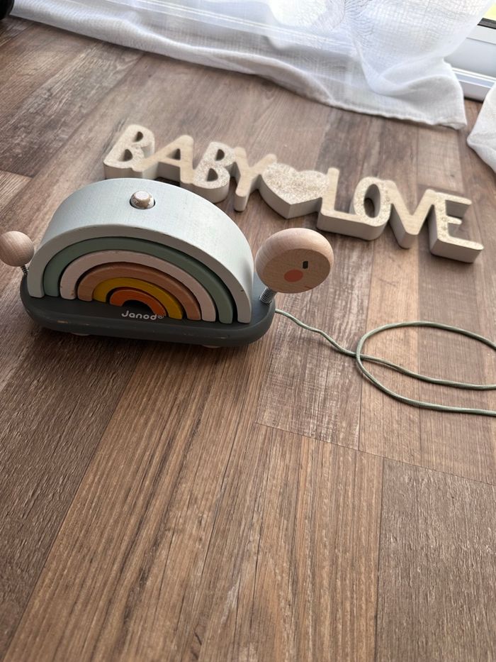 - Tortue Arc en ciel Janod - Quelques traces d’usure sur la peinture mais en bon état