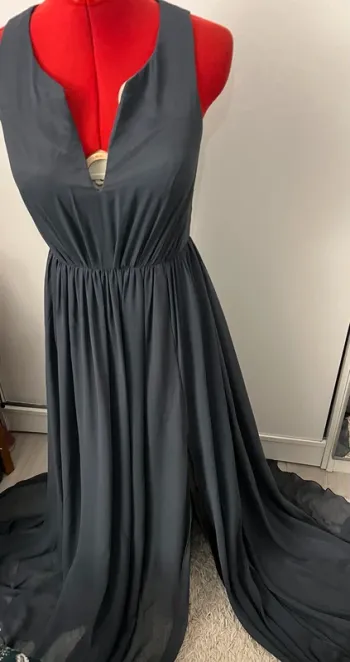 Robe longue fluide avec fente bleu-gris Unique