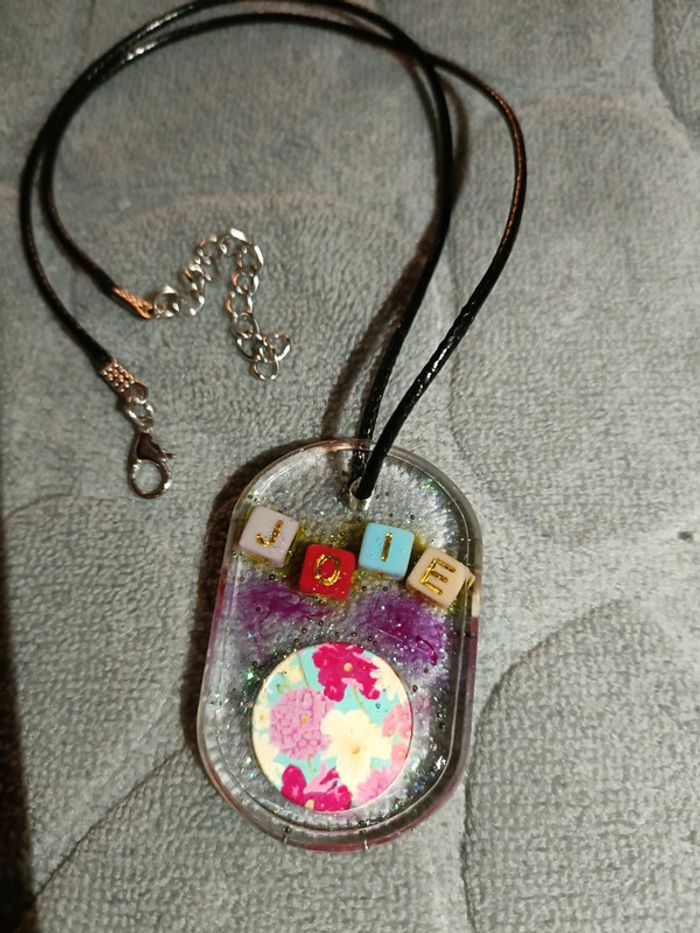 Pendentif en résine - photo numéro 2